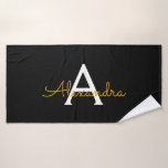 Toalha De Banho Nome do Monograma Rapariga de Script Moderno Doura<br><div class="desc">Planejador de Notebook Espiral de Nome de Monograma Simples Preto e Dourado. Isto faz o doce e perfeito aniversário de 16 anos,  casamento,  chá de panela,  aniversário,  chá de fraldas ou festa de solteira presente para alguém que ama luxo de luxo e estilos quíticos.</div>