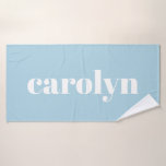 Toalha De Banho Nome Personalizado Tipografia Retroativa Azul Clar<br><div class="desc">Adicione um toque personalizado à sua casa de banho com esta toalha azul-clara com tipografia retrô. A fonte inspirada na safra dá a esta toalha um apelo nostálgico, mas moderno, perfeito para qualquer um que ama uma mistura de design clássico e contemporâneo. Personalize-o com o seu nome para criar uma...</div>