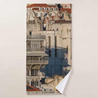 Toalha De Banho Old city of Lisbon with view tower and church ruin