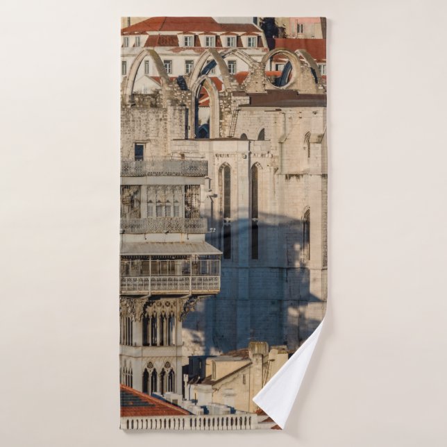 Toalha De Banho Old city of Lisbon with view tower and church ruin (Toalha de Banho)