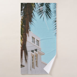 Toalha De Banho Palmeira perto do prédio de concreto branco