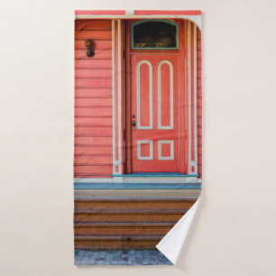 Toalha De Banho Porta de madeira e porta de porco pintada a vermel