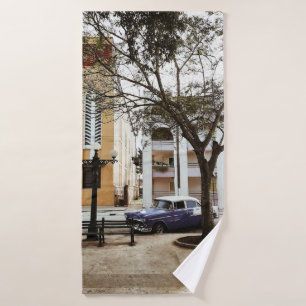 TOALHA DE BANHO SEDAN AZUL ESTACIONADO PERTO DO EDIFÍCIO BRANCO