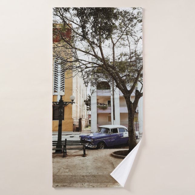 TOALHA DE BANHO SEDAN AZUL ESTACIONADO PERTO DO EDIFÍCIO BRANCO (Toalha de Banho)