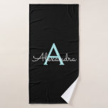 Toalha De Banho Teal Aqua Blue Girly Script Monograma Nome Moderno<br><div class="desc">Negra e Teal Aqua Blue Simple Script Monographic Name Bath Toel. Isto faz o doce e perfeito aniversário de 16 anos,  casamento,  chá de panela,  aniversário,  chá de fraldas ou festa de solteira presente para alguém que ama luxo de luxo e estilos quíticos.</div>
