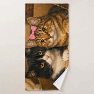 Toalha De Banho "Two Cats in a Cardboard Box – Cozy Bath Towel