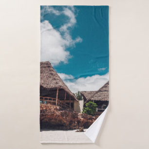 Toalha De Banho Velho bangalô tropical de madeira na praia, a