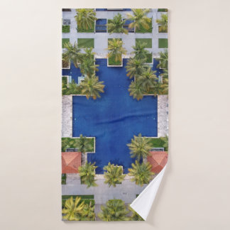 Toalha De Banho Vista aérea de piscinas rodeadas por palmeiras