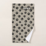 Toalha de Cão Cachorro Moderna em Papel<br><div class="desc">Por que usar um pano vestido para limpar as patas do seu cachorro depois de uma caminhada enlameada? Ele ficará tão feliz por ter uma toalha bonito e personalizada (e ninguém nunca mais a roubará para limpar o chão da cozinha)! A pata branca imprime um padrão com nome para personalizar....</div>