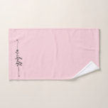 Toalha De Mão Assinatura de Nome com Monograma em Script de Rosa<br><div class="desc">Toalha de mão personalizada em rosa bege com elegante e moderno nome monograma em letra cursiva. Este delicado design apresenta o nome personalizado em uma fonte de caligrafia (ou tipografia) com cauda ornamentada em preto sobre um fundo rosa bege ou rosa bebê. Ótimo presente feminino e elegante para aquecimento da...</div>