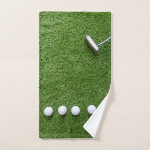 Toalha De Mão Bolas de golfe com Putter estão na grama verde