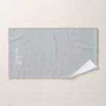 Toalha De Mão Elegante Assinatura em Script com Nome Monograma V<br><div class="desc">Toalha de mão verde sage personalizada com elegante e moderna assinatura de nome monograma em script. Este delicado design apresenta nome personalizado em uma fonte de caligrafia cursiva com cauda swash (ou tipografia) sobre um fundo de cor verde sage ou verde poeirento. Ótimo presente feminino e elegante para aquecimento da...</div>