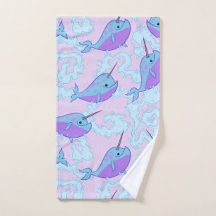Toalha de mão feliz do teste padrão de Narwhal