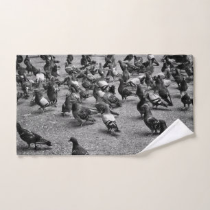 Toalha De Mão Fotografia preto e branco de muitos pombos