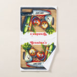 Toalha De Mão Gatinho de Cena de Cozinha da Vovó<br><div class="desc">Personalize uma toalha de cozinha divertida e funcional para alguém especial que ama cozinhar. As toalhas da cena do crime na cozinha apresentam uma ilustração hilária de um conselho cortante, faca, e um grupo de verduras aterrorizadas, todas prontas para adicionar um toque de humor à sua cozinha. Esta toalha é...</div>