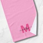 Toalha De Mão Monograma do Nome do Script Rosa Girassol<br><div class="desc">Personalizado Personalizado Crie Sua Própria Toalha Rosa Menina e Nome do Script Magenta, Monograma. Adicione um toque divertido e vibrante ao seu banheiro ou mala de ginástica com esta toalha de mão monograma, projetada com um estilo triplo para um olhar elegante e polido. Apresentando uma inicial magenta em negrito sobre...</div>