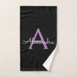 Toalha De Mão Nome de Monograma de Letra de Menina Roxa Preta<br><div class="desc">Toalha de Banho de Monograma de Letra de Rosto Simples Preto e Roxo. Isso torna o presente perfeito para aniversário de 16 anos,  casamento,  chá de noiva,  aniversário de casamento,  chá de bebê ou festa de despedida de solteira para alguém que ama luxo glamoroso e estilos chiques.</div>