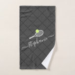 Toalha De Mão Nome de Script Elegante Personalizado do tênis<br><div class="desc">A toalha personalizada da cozinha de design de tênis com um monograma,  nome ou texto personalizado apresenta uma letra de caligrafia simples,  moderna e elegante com um ícone de raquete tênis e de bola de tênis e um fundo de padrão de rede desvanecido.</div>