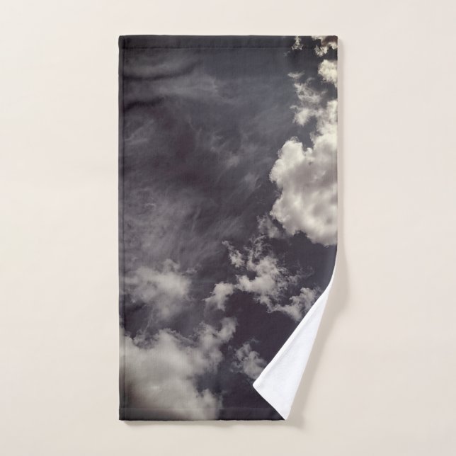Toalha De Mão Nuvens, sobre fundo azul escuro (Toalha de mão)