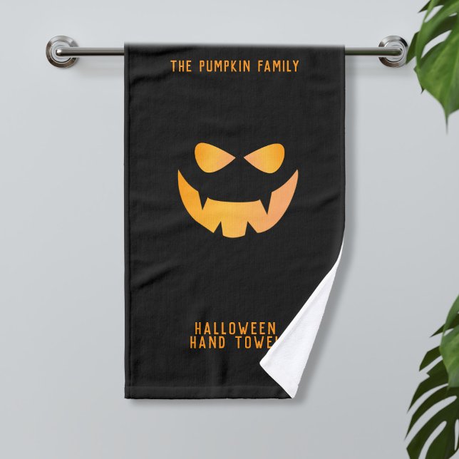 Toalha de Mão Personalizada de Pumpkin Spooky do H (Spooky pumpkin face hand towel for your Halloween home. Just add your name)