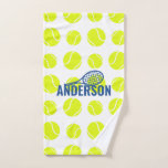 Toalha De Mão Tênis Balls Personalizado Name Sports<br><div class="desc">A toalha de mão do jogador de tênis com um simples padrão brilhante de tênis e um nome personalizado gráfico e personalizado de raquete tênis, ou qualquer texto num monograma moderno de fontes ousadas sans-serif, perfeito para qualquer jogador de tênis desportivo ou equipe que adorasse o presente divertido e útil...</div>