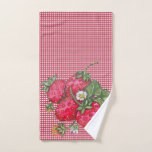 Toalha De Mão Vintage Red Strawberry Gingham Country Kitchen<br><div class="desc">Minha mão pintada de morangos vermelhos parece brilhante e atraente nesta vintage toalha de mão da cozinha do campo! O fundo de gingham vermelho está sempre em estilo. Será excelente em qualquer decor vintage ou retrô, e especialmente em um com fruta ou tema de produção. As toalhas de mão e...</div>