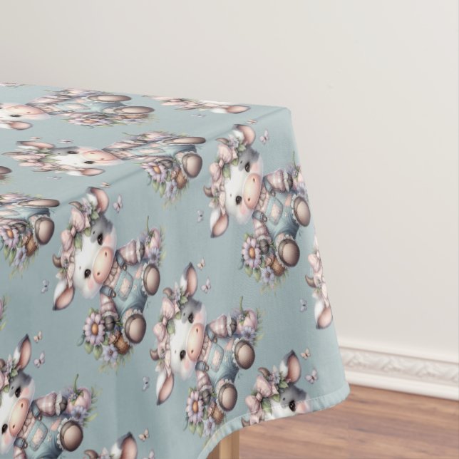 Toalha De Mesa Bebê Vaca Fofo com Macacão e Flores em Tons Pastéi (Posição Original)