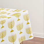 Toalha De Mesa Elegante branco Dourado | Chanukah Hanukkiyah | CA<br><div class="desc">Tablecloth Elegante e branca MENORAH,  mostrando com a menorah dourada falsa em um padrão ladeado. Esta é uma design minimalista,  simples,  elegante,  especialmente adequada para as suas comemorações de Chanucá. Disponível em outras cores,  ou você pode alterar a cor clicando em Personalizar mais e escolhendo na paleta de cores.</div>