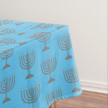 Toalha De Mesa Elegante Sky Blue | Chanukah Hanukkiyah | MENORAH<br><div class="desc">O azul Elegante do céu, MENORAH Tablecloth, mostrando com a falsa menorah prateada em um padrão ladeado. Esta é uma design minimalista, simples, elegante, especialmente adequada para as suas comemorações de Chanucá. Disponível em outras cores, ou você pode alterar a cor clicando em Personalizar mais e escolhendo na paleta de...</div>