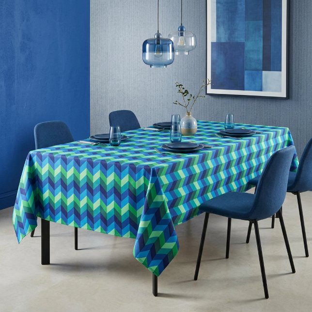 Toalha de Mesa Grande Ombre Chevron Azul Verde (Blue Green Ombre Chevrons Large Tablecloth covering a table in a modern style dining room.)