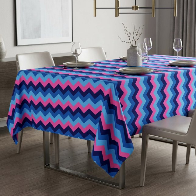 Toalha de mesa média com padrão de chevron rosa az (Cool Blue Pink Chevron Pattern Medium Tablecloth covering a table in a modern style dining room.)