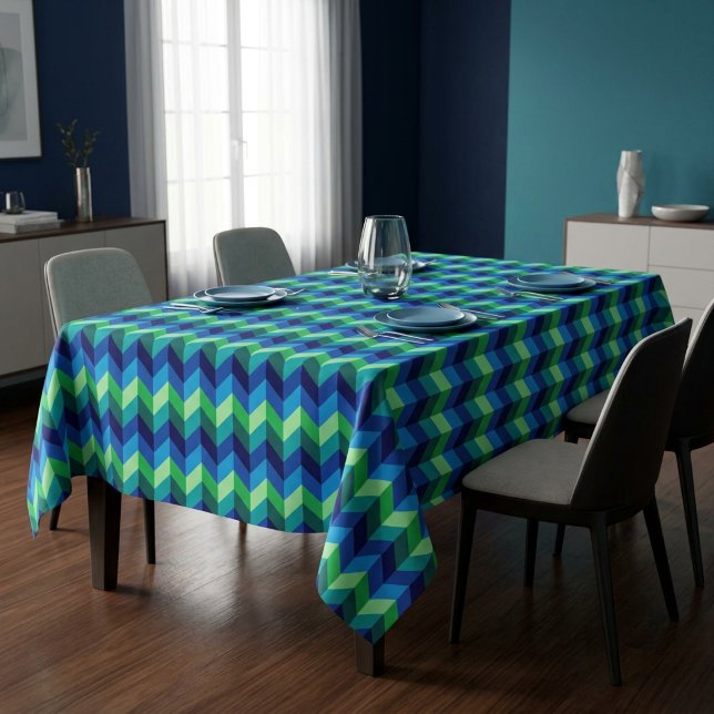 Toalha de Mesa Média Ombre Chevron Azul Verde (Blue Green Ombre Chevrons Medium Tablecloth covering a table in a modern style dining room.)