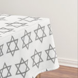 Toalha De Mesa Na moda Branco | ESTRELA DE DAVI<br><div class="desc">Na moda STAR OF DAVID Tablecloth, mostrando com uma estrela de cinza de prata falsa de David em um padrão em forma de tiled. Esta é uma design minimalista, simples e elegante, adequada para feriados e celebrações judaicas, como Chanukah, Passover, Rosh Hashanah, Bar/Bat Mitzvahs, etc. O fundo é branco. Disponível...</div>