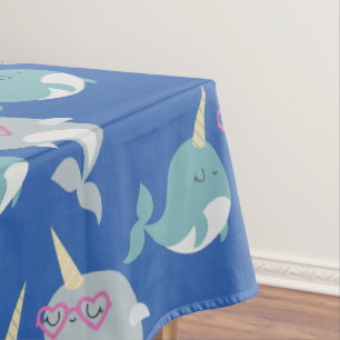Toalha De Mesa Padrão de Cartoon Whimsical Cute Narwhal em azul