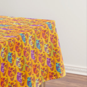 Toalha De Mesa Padrão do Tigre sobre fundo amarelo escuro