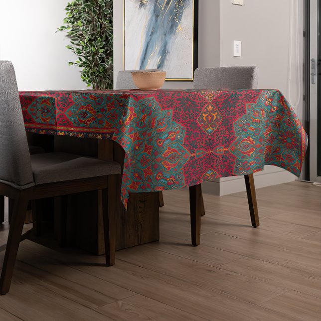 Toalha De Mesa Padrão Tradicional de Rug Persa (A traditional Persian carpet pattern table cloth adorns this modern table.)