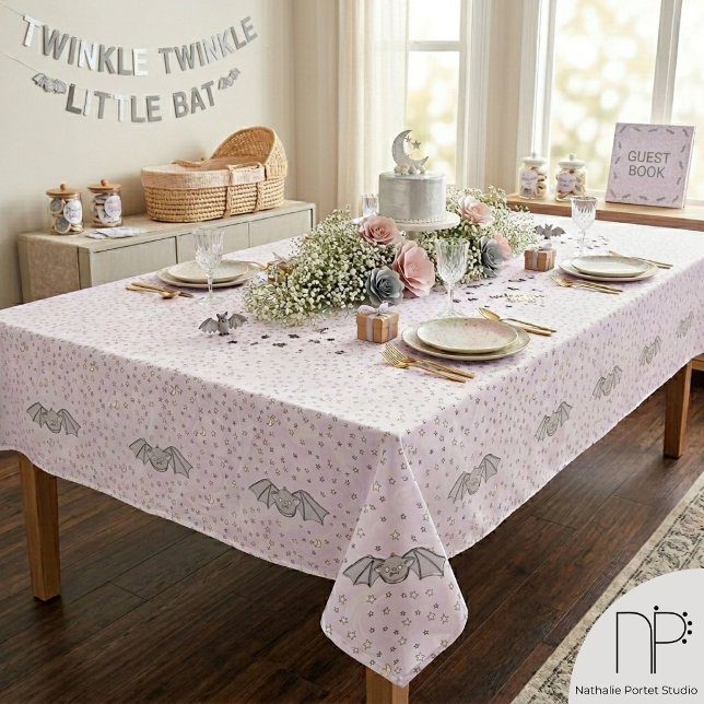 Toalha de Mesa Pink Bats Spooky Cute Halloween (Hand drawn cute bat Halloween tablecloth with a whimsical spooky pink autumn party theme)
