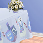 Toalha De Mesa Snowman Dreidels Blue Jueway Holiday Hanukkah<br><div class="desc">Essa bela toalha de Hanukkah tem a opção de personalizá-la com seu nome familiar e uma mensagem feliz de Chanucá no centro. O design de toalha de festas mostra um boneco de neve judeu e sonhos semelhantes em blues suaves e roxo duplo alternando à volta da borda do tecido. Este...</div>