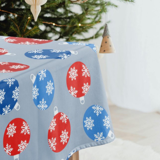 Toalha De Mesa Vernentes de Natal azuis e vermelhos com flocos de (Trendy Christmas blue and red ornaments with snowflakes tablecloth on icy blue)