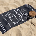 Toalha De Praia A Vida Personalizada É Melhor Na Praia<br><div class="desc">Atualize sua configuração ao ar livre na sua zona costeira com esta linda toalha personalizada de praia com a frase "A vida é melhor na praia" em letras brancas acentuadas com um peixe-estrela e um remos. Personalize com seu nome de família e/ou ano estabelecido abaixo.</div>