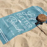 Toalha De Praia A Vida Personalizada É Melhor Na Praia<br><div class="desc">Atualize sua configuração ao ar livre na sua zona costeira com esta linda toalha personalizada de praia com a frase "A vida é melhor na praia" em letras brancas acentuadas com um peixe-estrela e um remos. Personalize com seu nome de família e/ou ano estabelecido abaixo.</div>