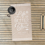 Toalha De Praia A Vida Personalizada É Melhor No Barco<br><div class="desc">Atualize o seu trem de barco com esta linda toalha de praia personalizada,  com a frase "a vida é melhor no barco" em letras brancas,  acentuadas com a roda e o remos de um navio. Personalize com o nome do barco e o registro da nave embaixo.</div>