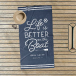 Toalha De Praia A Vida Personalizada É Melhor No Barco<br><div class="desc">Atualize o seu trem de barco com esta linda toalha de praia personalizada,  com a frase "a vida é melhor no barco" em letras brancas,  acentuadas com a roda e o remos de um navio. Personalize com o nome do barco e o registro da nave embaixo.</div>