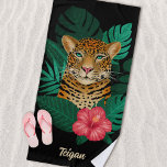 Toalha De Praia Arte Floral bonito de Leopardo-da-Selva | Preto |<br><div class="desc">Esta bela toalha de praia apresenta um leopardo desenhado/pintado pela mão, com folhas da selva tropical e uma flor de hibisco rosa brilhante sobre um fundo de cor personalizado (mostrado em preto). Um modelo de texto é incluído para facilitar a personalização. Moderno, bonito e único - faz um presente excelente!...</div>