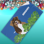Toalha De Praia Aussies Australianos Shepherd Dog Folhas Tropicais<br><div class="desc">Esta toalha de praia personalizada apresenta um estilo realista de ilustração de um cão Pastor australiano e algumas folhas tropicais verdes contra um fundo azul real com um ponto para adicionar um nome em letras brancas em negrito.</div>