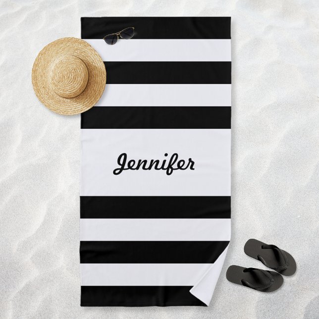 Toalha De Praia Bandas brancas e pretas chic personalizadas (Chic Black and White Stripes Personalized Beach Towel)