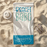 Toalha De Praia Beach Babe Funky Typografia Nome Teal White<br><div class="desc">Divertido para a praia com esta tipografia engraçada em tons de azul lacrimogêneo num fundo branco com as palavras Beach Babe. Personalize facilmente com seu nome. O fundo branco pode ser alterado para uma cor diferente se você desejar por meio da opção Personalizar, assim como a caixa azul na parte...</div>
