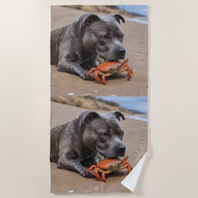 Toalha De Praia "Beachside Pals: Um Staffy e seu companheiro de ca (Frente)
