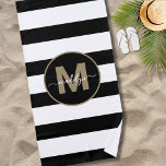 Toalha De Praia Black White Stripes Elegante Nome Dourado Monogram<br><div class="desc">Toalha de praia do Monograma com Script Striped Preto e Branco Moderno Elegante Personalizado. Elevem a sua experiência de vara ou barco com esta toalha monofilizada, perfeita para um estilo de vida costeiro ou náutico. Apresentando riscas brancas e pretas, cor-de-rosa, a design é centrada com um sofisticado círculo de dentro...</div>