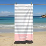 Toalha De Praia Blush e Cinza Stripes Monograma | Cores editáveis<br><div class="desc">Esta toalha de praia personalizada tem um padrão de stripe horizontal pré-definido em cinzas leves, cor-de-rosa-pincel e branco. Personalize-o com seu nome monograma ou outro texto personalizado em uma fonte moderna de script. Use as ferramentas de design para escolher qualquer cor de fundo, editar as fontes de texto e as...</div>